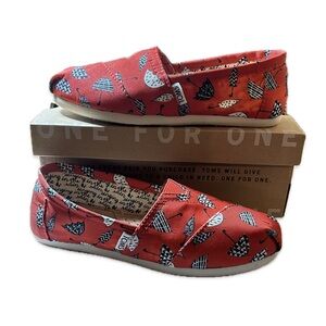 NIB TOMS Red Umbrella Classics Slip Ons Size 6
